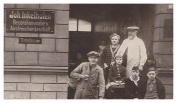 1925: Adolf-Johann Inkelhofen vor Geschaeftshaus in der Emser Straße